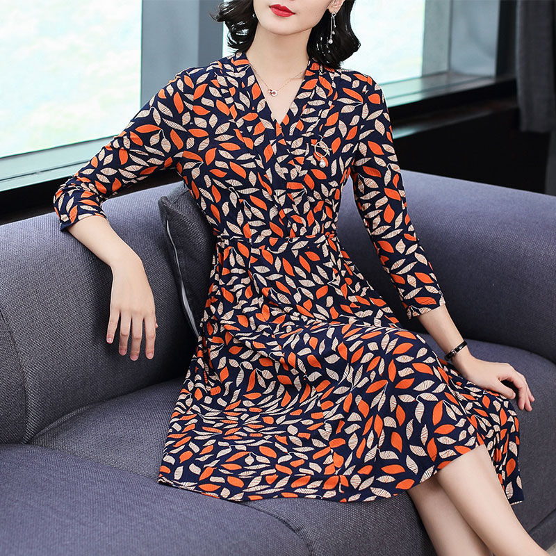 新发现8款秋裙，有点小贵，但56岁妈妈上身洋气美嫩，贵也值了