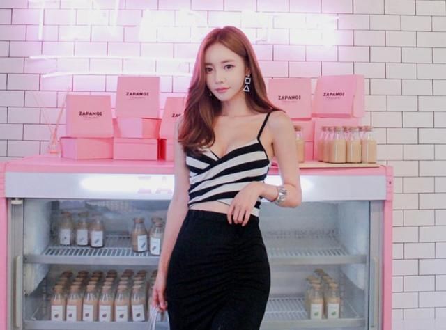 紧身裙美女,时尚的装扮,使美女显得自信优雅!