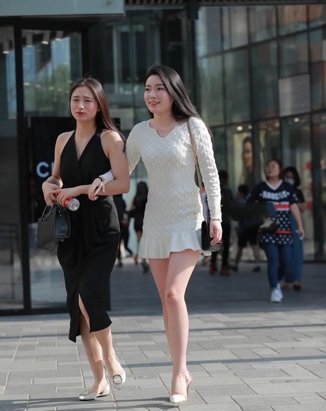  清爽：路人街拍,美女选择白色的修身T恤,简单又清爽