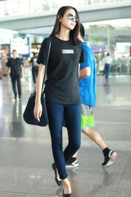 看了张梓琳的腿, 男人都要怀疑人生了! 这长腿连不少男人都羡慕!