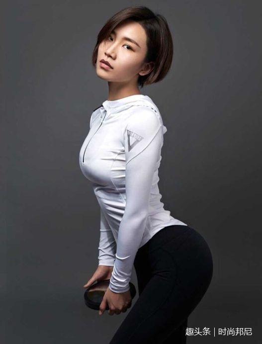 气质纯美的紧身裤美女，充满青春时尚，衬托纤长腿部线条！