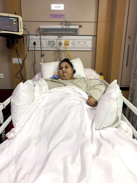 女子体重1000斤，在床上躺25年，去医院需使用吊车和卡车