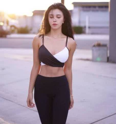 国外小卡戴珊展示霸气翘臀，宅男们抛开那些传统观念束缚做自己