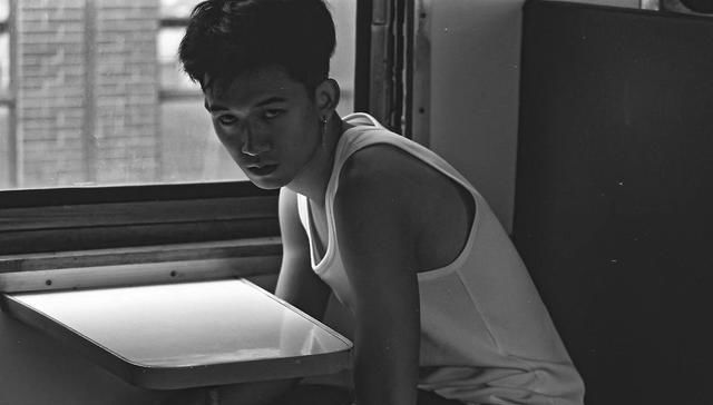  [写真]精致文艺男下关火车站拍艺术写真20岁男孩穿白色背心衬托