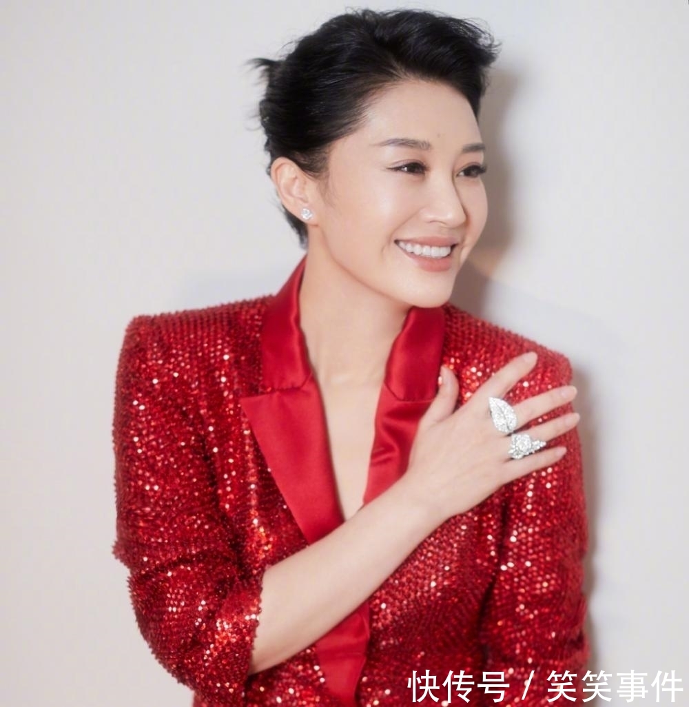 「 高级」剪掉十年长发却意外时尚高级,至少年轻20岁,50岁许晴也太惊艳了