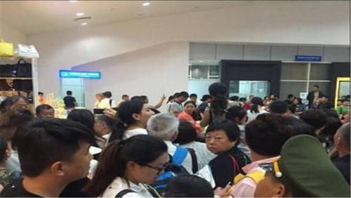 用中文标语写不欢迎中国人,对中国游客拳打脚踢,现如今报应来了