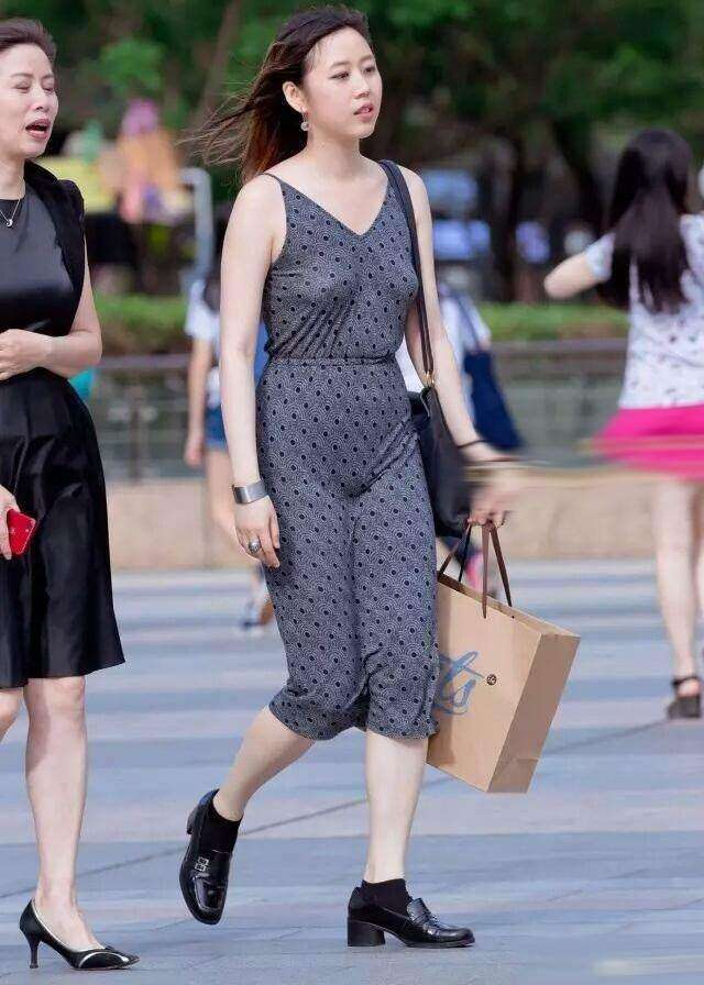 街拍:薄款吊带裙的白皙辣妈,散发出女人魅力