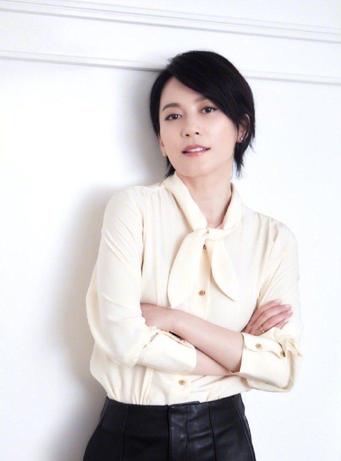 俞飞鸿换了件衣服，下半身都变大象腿啦，网友众口一词：脱了吧