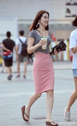 街拍: 束身裙尽显傲人身材, 玲珑有致让人血脉喷张