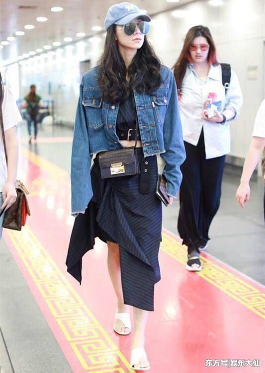 一直穿衣保守的韩雪,居然穿上了露脐装,不过这腰是真的细!