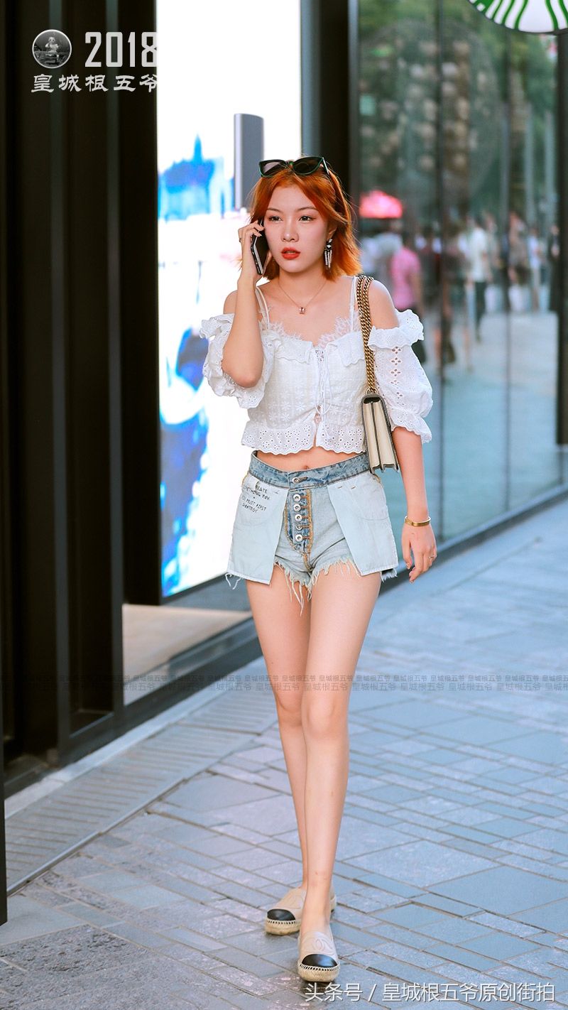 街拍:时尚潮流圣地三里屯街头上，美丽的女孩有很多