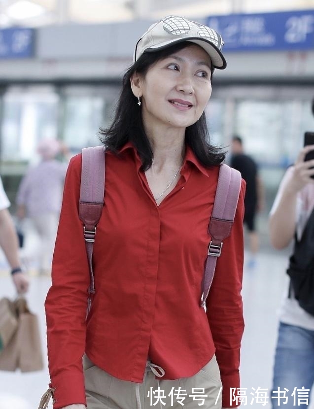 『且陈美琪』《新白娘子传奇》里的小青,穿衬衫配阔腿裤,61岁气质不输赵雅芝