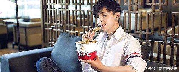 邓伦生活照曝出，和在戏中看得真是判若两人，竟还能笑出法令纹！