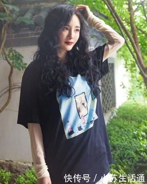 #美出#杨幂又美出了新高度!黑色T恤搭配白色短裤,卷发造型超减龄