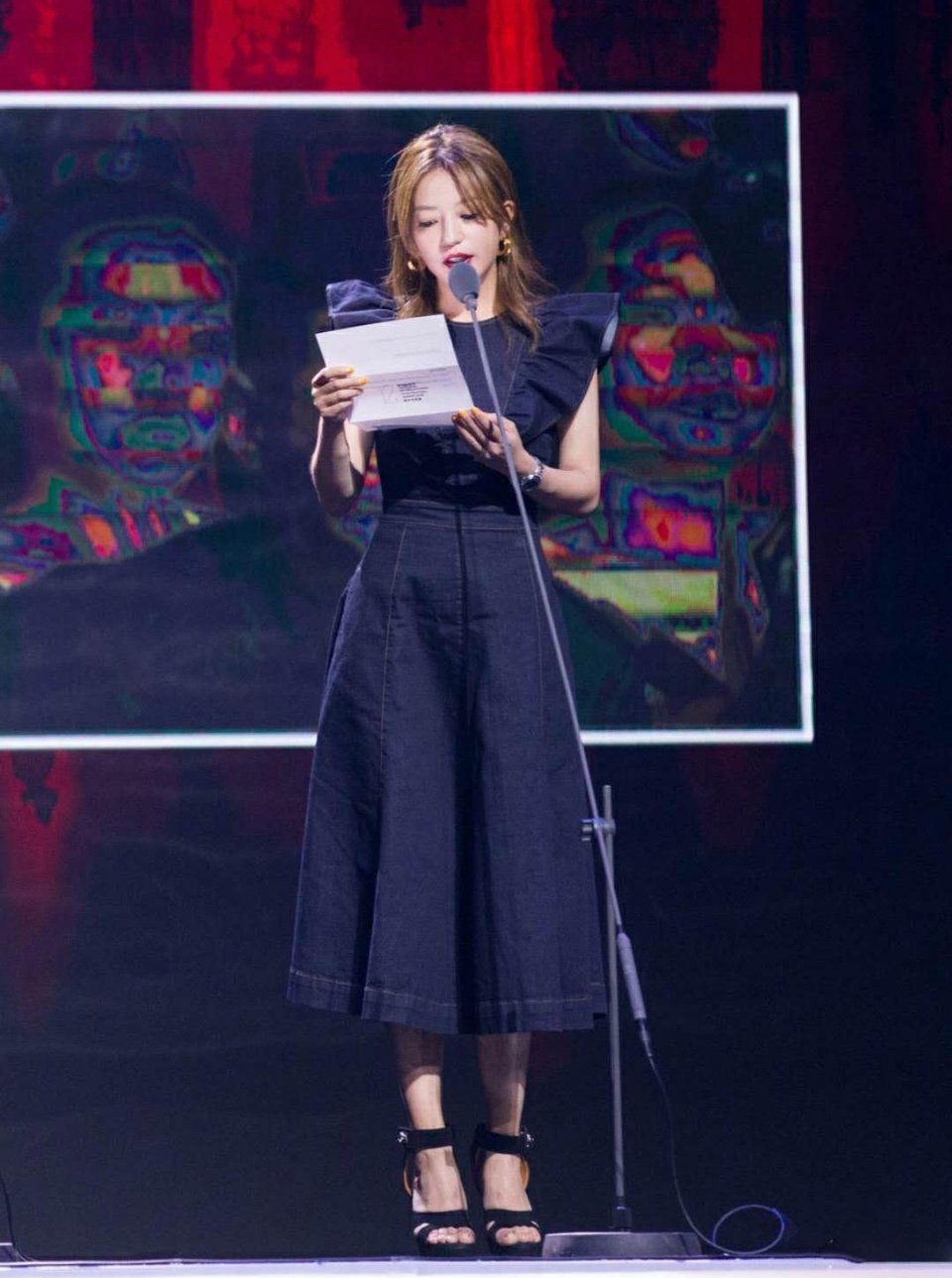 看了赵薇的牛仔裙，再看看刘亦菲，原来已婚和未婚的差别这么大