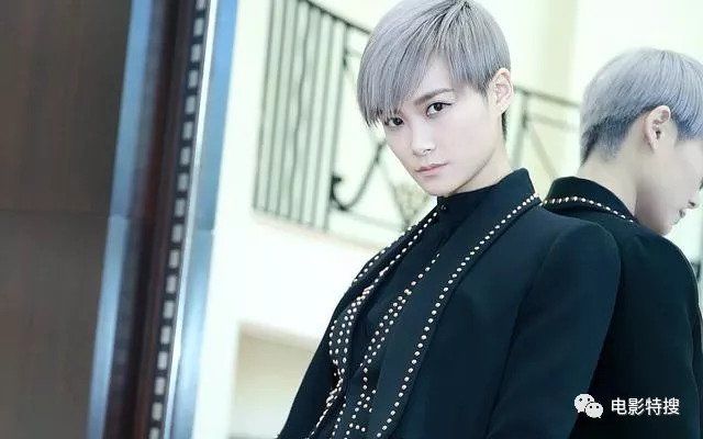 李宇春遭男粉丝强吻引热议，吴青峰四字暗示真相，4处细节让网友