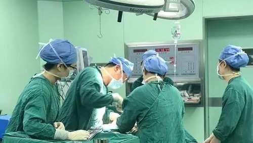  [王川颖告诉记者]没想到！触目惊心！女子30年前隆胸，如今取出这两坨东西.......