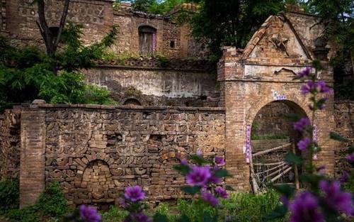 “铜钱”垒墙，陶瓷盖房，河南这座“土豪村”曾比肩景德镇