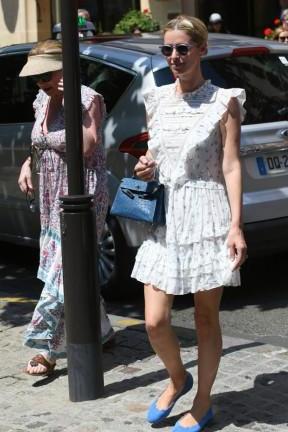 妮基希尔顿和妈妈一起出街，大秀豪门甜美名媛风