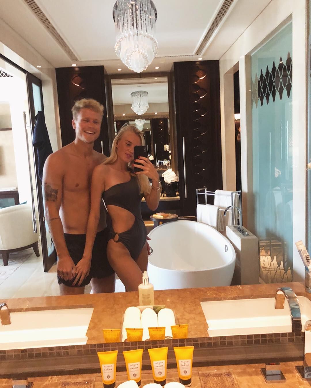 瑞典悍将女友外出度假 大秀美腿身材惊人