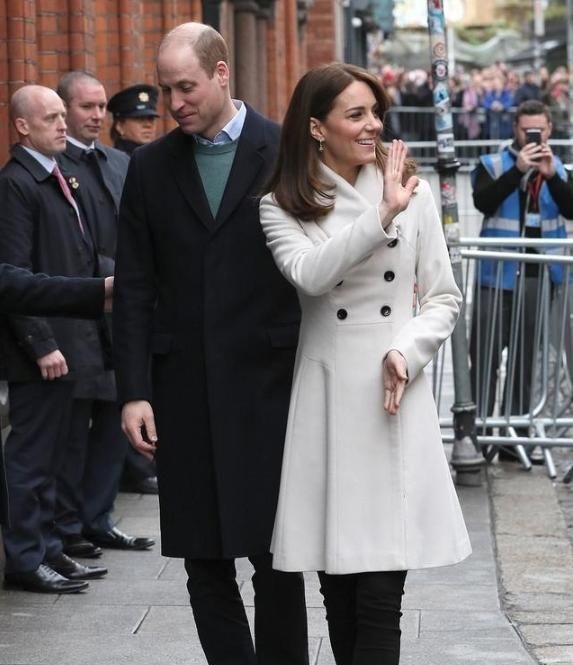  【新发型】凯特王妃换发型！新发型穿奶白色小风衣，38岁嫩回28岁了