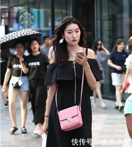 街拍穿着紧身性感的小姐姐，长发飘飘看着颜值俊美！