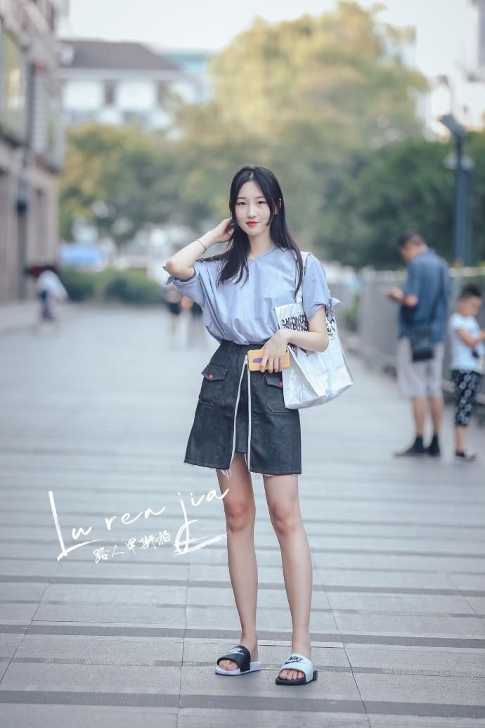 街拍:甜美可爱的小姐姐，回身举步恰似柳摇花开润初妍，美了美了