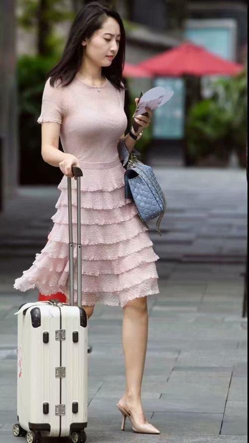 街拍: 洋美女背心显迷人饱满浓浓女人味，最后一位彰显职业魅力!