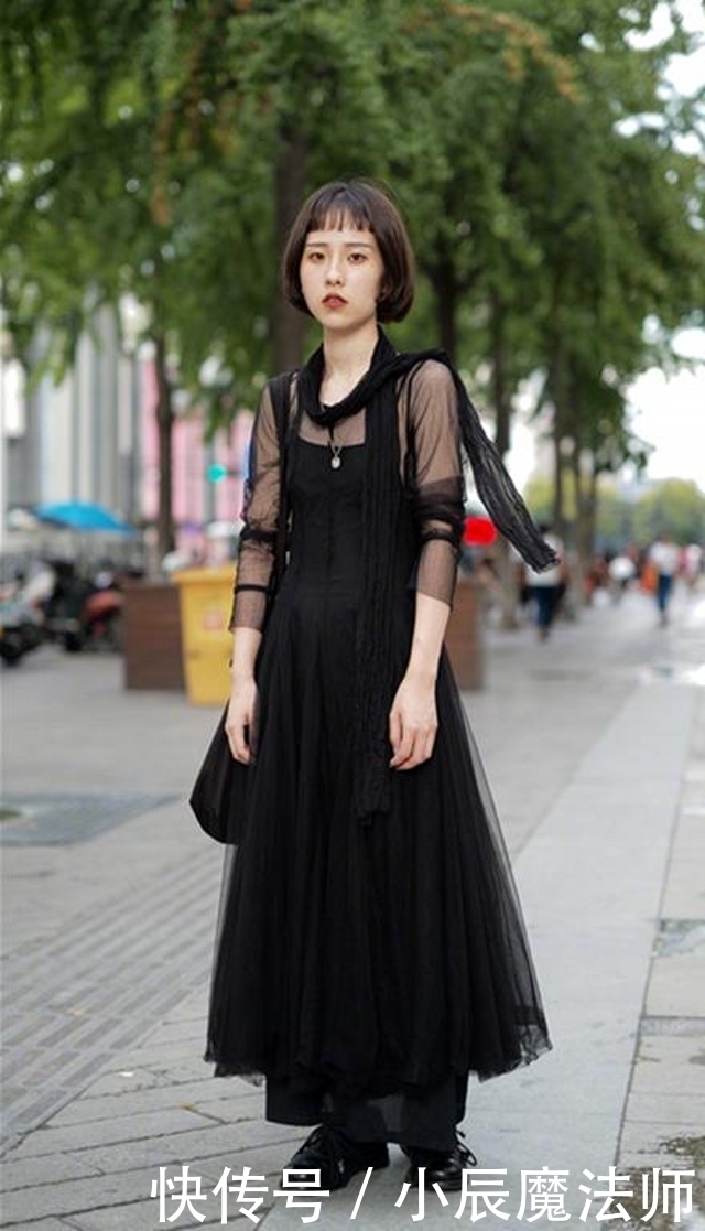  『时尚女生』路人街拍，小姐姐穿大v领的格纹连衣裙，更显轻盈和灵秀
