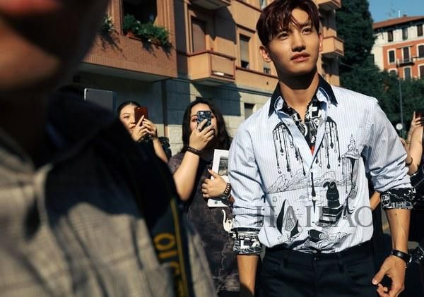 男生夏日扮酷指南！男装周型人秀场外街拍来示范：爱美不分性别，