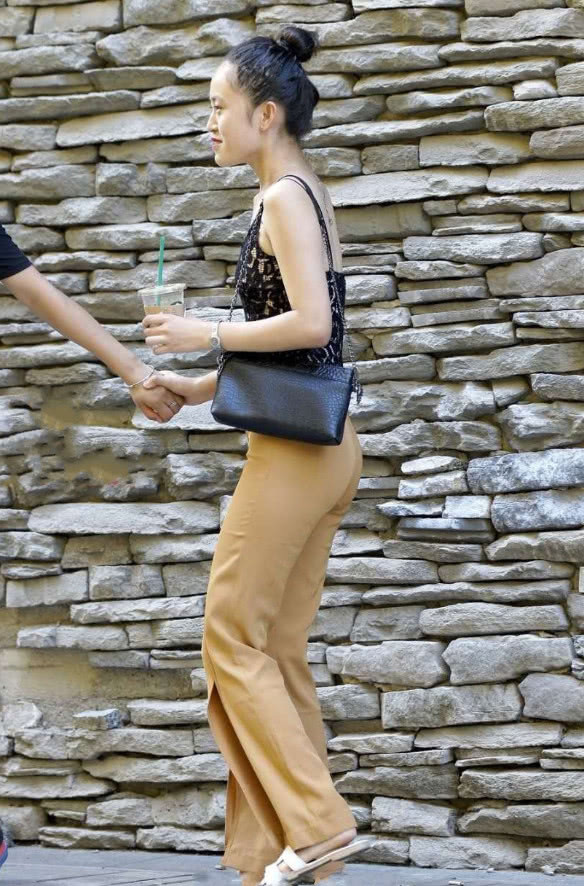 气质妹子穿吊带穿出不一样的美，玲珑有致小鸟依人的感觉，网友：