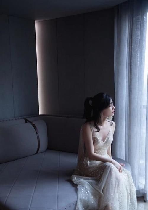 # 出纱裙#锁骨太明显，曲线好得让人羡慕，黄圣依这身材还穿纱裙真绝了