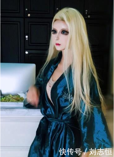 她是网红“真人芭比”吃饭需要抬头原因是这个, 网友: 看完我“呆