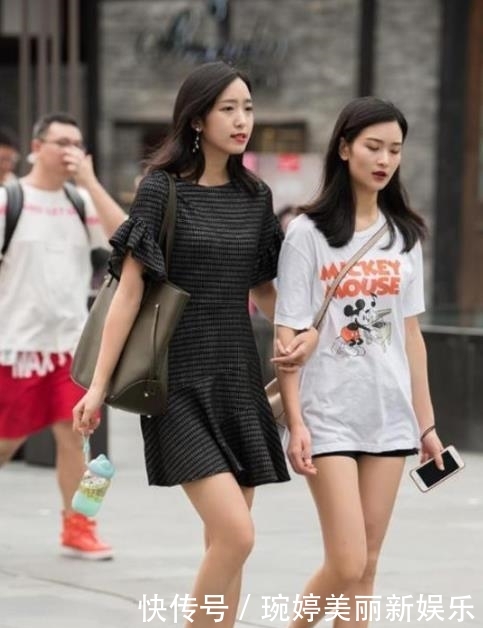  [小姐姐]街拍：小姐姐身穿黑色的修身长裙，气质优雅，十分的靓丽