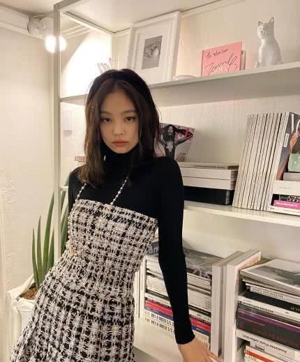  「不失」jennie百变造型曝光，西装外套搭小吊带，简约时尚不失气场