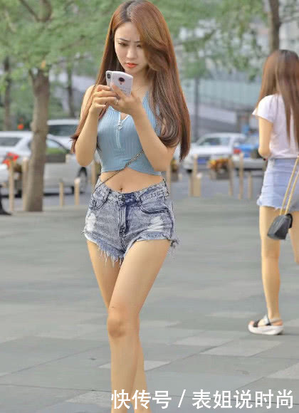 土豪小姐姐手拿两部手机看个不停，完美的曲线越发的迷人