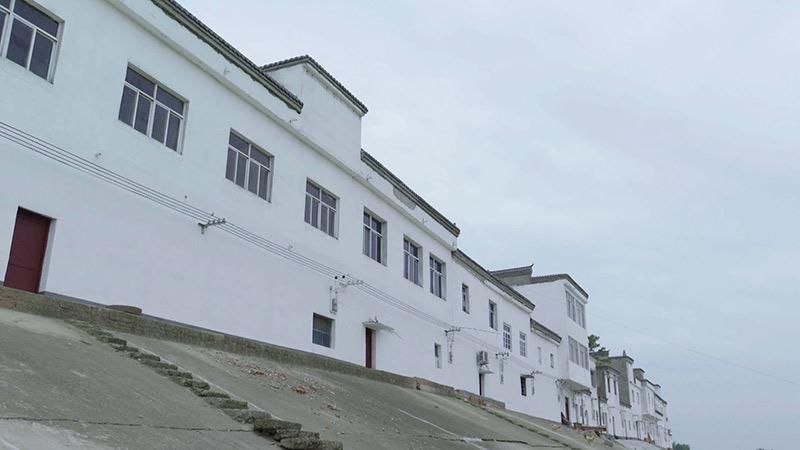  #应付#贫困县路灯都没装 为应付检查竟先花800万刷白墙