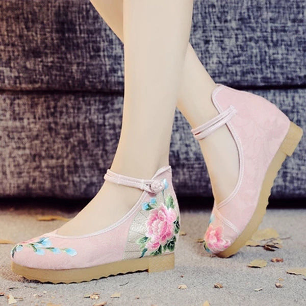 今年的老北京布鞋又火了，清凉舒适不累脚，洋气的不要不要