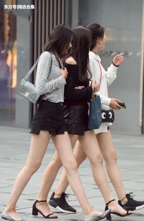街拍美女：三个姑娘六双美腿，牙签腿，萝卜腿，火腿，你们选一个