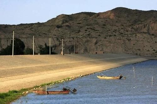 中国挖出亚洲最大的沙漠水库，蓄水量比西湖大10倍，却饱受争议