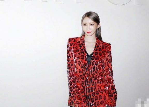 张钧甯景甜何穗孟美岐亮相纽约时装周, 罕见同框, 网友: 差距真大