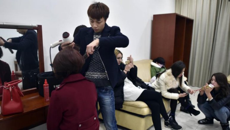 揭秘搏击场举牌女孩:月薪过万却常被揩油，工作艰辛