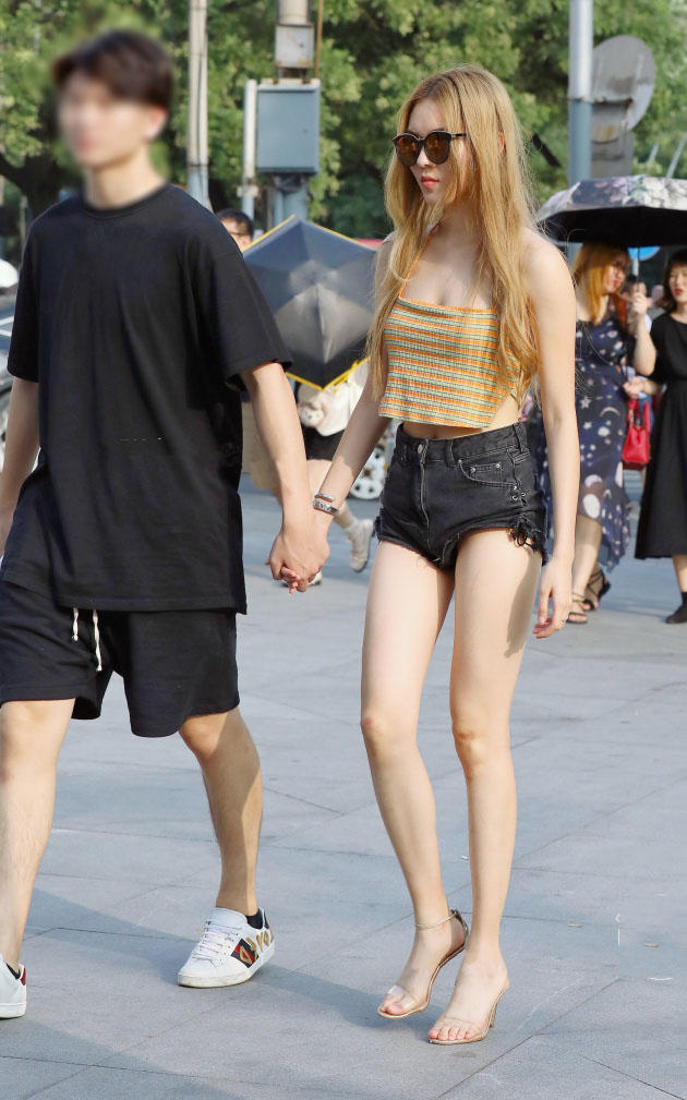 身材纤瘦的小姐姐却有傲人的上围，修长的美腿让强壮的男友很满意