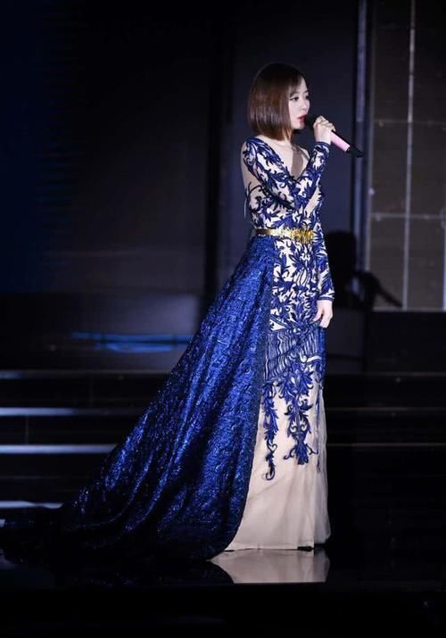 【 穿着】一袭深V到胃高调秀身材，路人看了都要转粉，35岁张靓颖衣品开挂