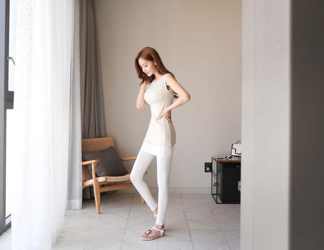 路人街拍:优雅自信的紧身装美女, 小姐姐“大象腿”也不会显得沉