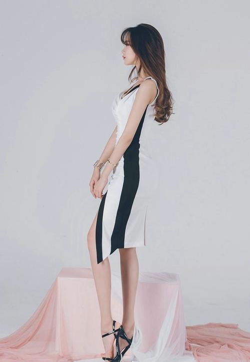 人气美女模特穿紧身连衣短裙，翘臀圆润身姿曼妙拍性感写真！