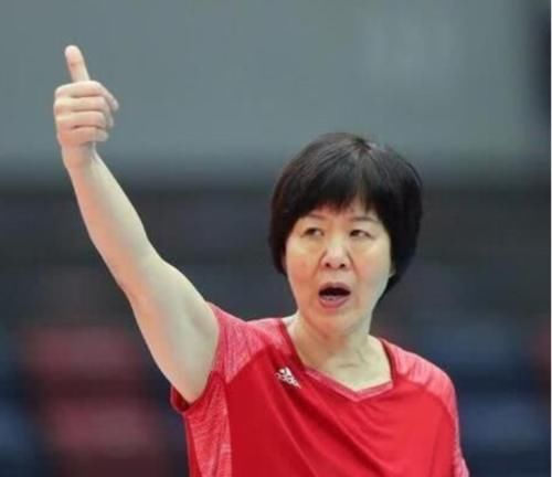  「哑口无言」记者故意问郎平：为什么你女儿是美国籍？郎平的回答对方哑口无言