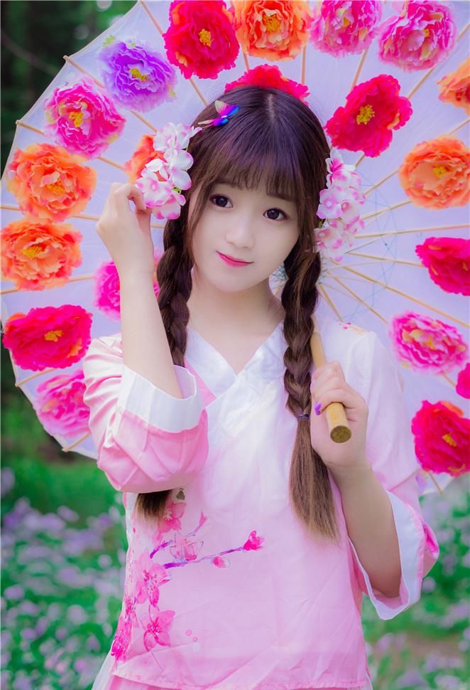 可爱俏皮美女娇憨性感花丛写真图片