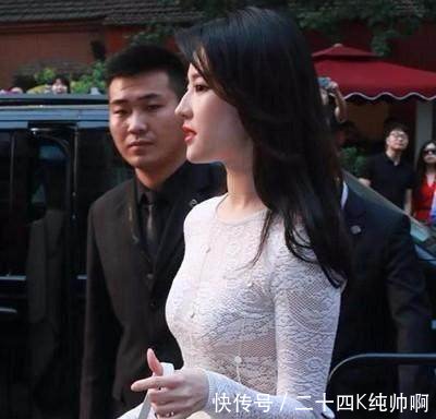 刘亦菲真敢穿! 蕾丝上衣太紧都要撑破了, 网友 做她保镖好幸福!