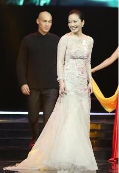 47岁的俞飞鸿蕾丝长裙出席活动 网友：跟王菲长的好像